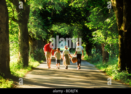 Vierköpfige Familie auf Landstraße genießen Sommer-Picknick in Bayern Stockfoto