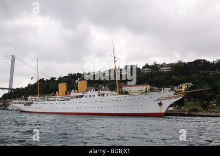 Die Yacht ankern Savarona in den Bosporus. Mustafa Kemal Atatürk, der Gründer der modernen Türkei besaß die Yacht kurz im Jahre 1938. Stockfoto