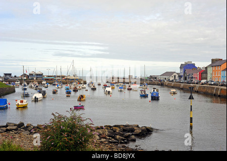 Aberaeron Hafen bei Hochwasser aus eine Holzbrücke nach Westen heraus zum Meer an einem heißen Sommertag im August Stockfoto