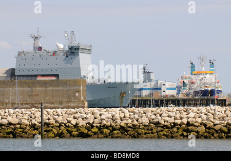 Portland Harbour entlang der RFA Largs Bay ein Royal Fleet Auxiliary Schiff und Global Marine Räumlichkeiten mit CS Sovereign Stockfoto