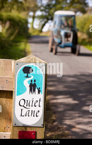 Eine ruhige Seitenstraße im Hodder Tal in Lacashire UK dieser Initiative fördert die Autofahrer zu langsam fahren Stockfoto