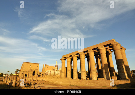 Ersten Pylon Peristyle Hof von Ramses II, Abu el-Haggag Moschee Prozessionsstraße Kolonnade von Amenophis III Luxor Tempel Ägypten Stockfoto