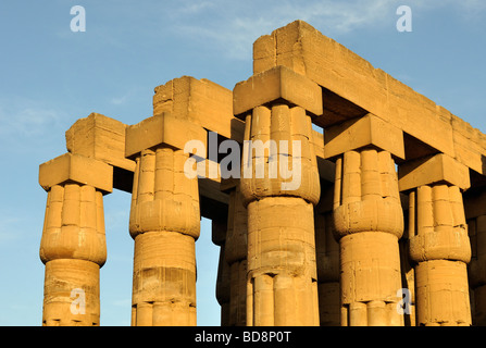 Papyriform Papyrus Spalten der Säulenhalle im ägyptischen Luxor Tempel von Theben Stockfoto