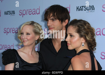 ANNE HECHE ASHTON KUTCHER MARGARITA LEVIEVA verbreiten roten Teppich SCREENING HOLLYWOOD LOS ANGELES CA USA 3. August 2009 Stockfoto