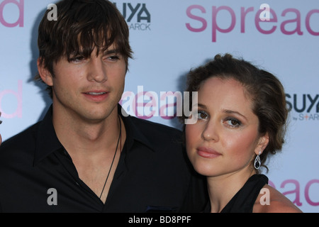 ASHTON KUTCHER MARGARITA LEVIEVA verbreiten roten Teppich SCREENING HOLLYWOOD LOS ANGELES CA USA 3. August 2009 Stockfoto