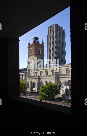 St Giles Cripplegate Kirche und Turm Wohnblock im Barbican London Stockfoto