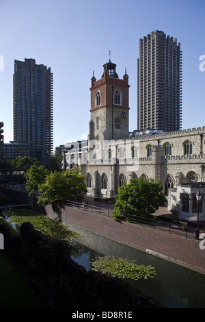 St Giles Cripplegate Kirche und Turm Wohnblocks im Barbican London Stockfoto