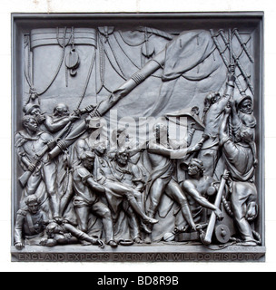 Nahaufnahme von Bronzerelief Panel am Fuße des Nelson s Spalte auf dem Trafalgar Square zum Gedenken an die Schlacht von Trafalgar Stockfoto