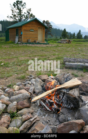 Blockhaus und Lagerfeuer in der Willmore Wilderness Park Kanada Stockfoto