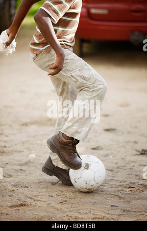 Schwarzen afrikanischen jungen Fußball spielen mit soccerball Stockfoto