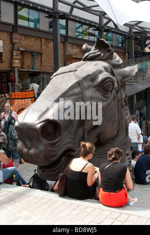 Pferd-Statue in der neu restaurierten Teil des Stables Market, Camden Stockfoto