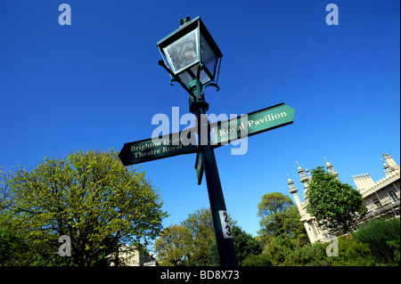 Touristische Schilder nach Brighton royal Pavilion und der Kuppel und Theater royal Stockfoto