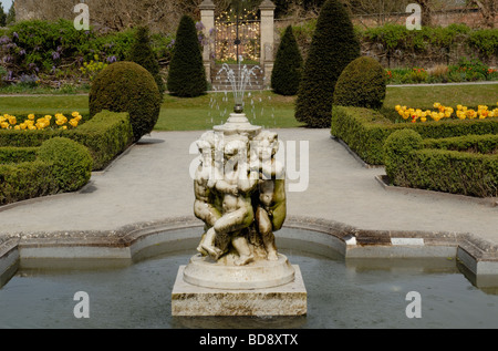 CHERUB BRUNNEN UND POOL BEI ST FAGAN BURG CARDIFF UK Stockfoto