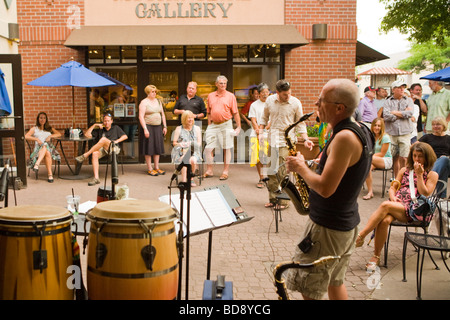 Menschenmassen genießen Sie Musik am ersten Freitag Gallery Walk Bend, Oregon Stockfoto