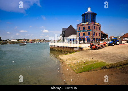 Blick & Meer Visitor Centre, Littlehampton, Sussex, mit RNLI-Rettungsboot "Blue Peter 1". Genommen 9. August 2009 Stockfoto