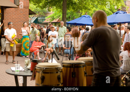 Menschenmassen genießen Sie Musik am ersten Freitag Gallery Walk Bend, Oregon Stockfoto