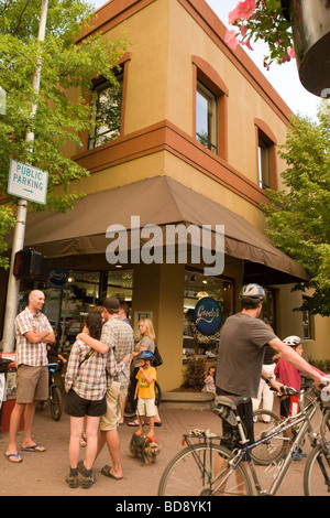 Freunde Ehegatten Nachbarn Geselligkeit am ersten Freitag Gallery Walk Bend, Oregon Stockfoto