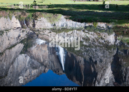 Yosemite Falls wider in Wasserbecken Yosemite National Park in Kalifornien Stockfoto