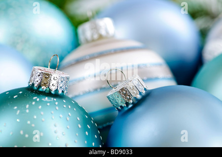 Viele Weihnachtsschmuck im Schnee mit Tannenzweigen Stockfoto