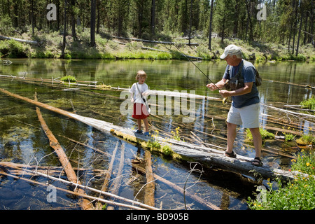 Großvater lehrt junge Enkel Fliegenfischen in den Kaskaden in der Nähe von Bend, Oregon Stockfoto