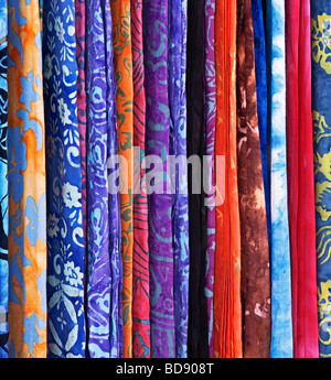 Sarongs hängen in öffentlichen Markt Stockfoto