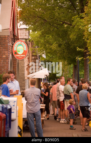 Freunde Ehegatten Nachbarn Geselligkeit bei Deschutes Brewery am ersten Freitag Gallery Walk Bend, Oregon Stockfoto