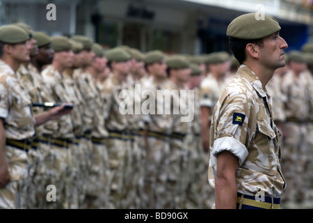 Soldaten von der Prinzessin von Wales Royal Regiment die Freiheit der Stadt von Tunbridge Wells Rückkehr aus dem Einsatz gegeben. Stockfoto