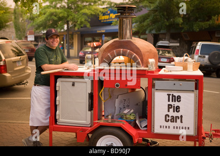 Push Cart Pie Maker am ersten Freitag Gallery Walk Bend, Oregon Stockfoto