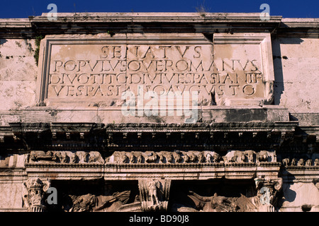 Italien, Rom, Forum Romanum, Inschrift des Titusbogens Stockfoto