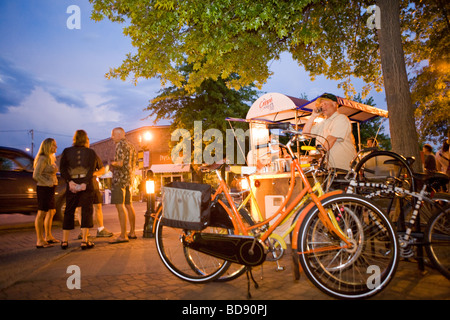 Freunde Ehegatten Nachbarn Geselligkeit am ersten Freitag Gallery Walk Bend, Oregon Stockfoto