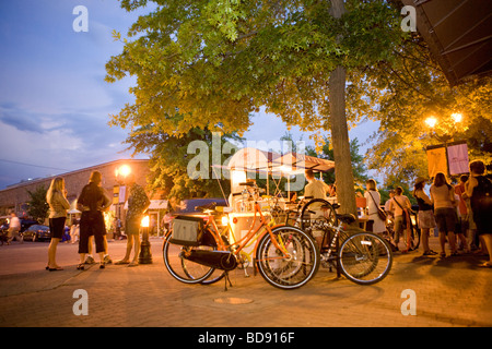 Freunde und Nachbarn, die Geselligkeit am ersten Freitag Gallery Walk Bend, Oregon Stockfoto