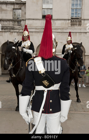 Leitender Offizier Linderung zwei feierlich uniformierten berittenen Pferd wachen ihre Uhr am Admiralty Arch, Whitehall, London Stockfoto