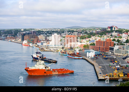 Schiffen entlang der Uferpromenade der Stadt St. John's, Neufundland.  St. John's ist die Hauptstadt von Neufundland und Labrador. Stockfoto