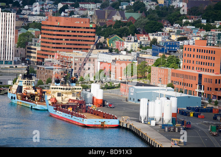 Schiffen entlang der Uferpromenade der Stadt St. John's, Neufundland.  St. John's ist die Hauptstadt von Neufundland und Labrador. Stockfoto