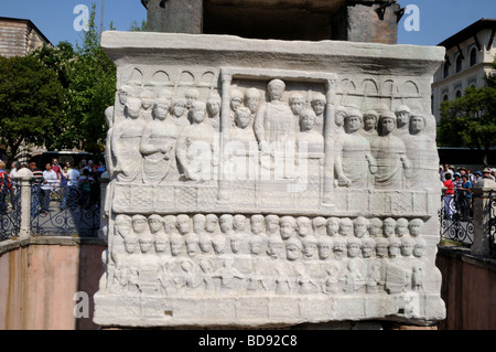 Die Kalkstein-Basis unter der ägyptische Obelisk in Istanbul Hippodrom zeigt den Kaiser Theodosius ich beobachten ein Wagenrennen Stockfoto