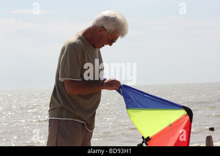 Drachensteigen am Strand von Littlestone Stockfoto