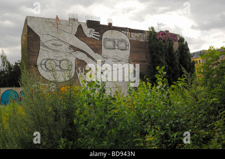 Wandbild des Künstlers - Blu - auf eine Firewall im Cuvrystrasse in Berlin-Kreuzberg Stockfoto