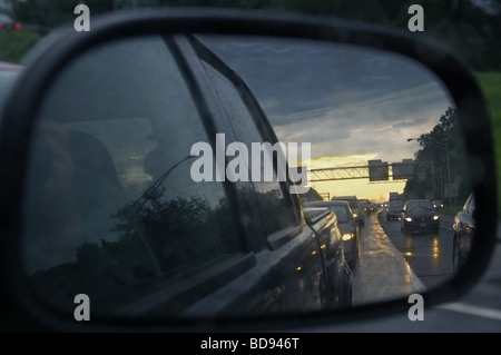 Ein Blick vom Passagier Seitenfenster der Außenspiegel des Verkehrs an einem stürmischen Tag. Stockfoto