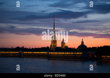 Peter und Paul Festung auf Sonnenuntergang Hintergrund, St. Petersburg, Russland Stockfoto