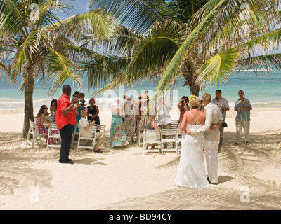 Eine Hochzeitsfeier bereitet, die Braut und Bräutigam auf einem tropischen Strand zu fotografieren Stockfoto