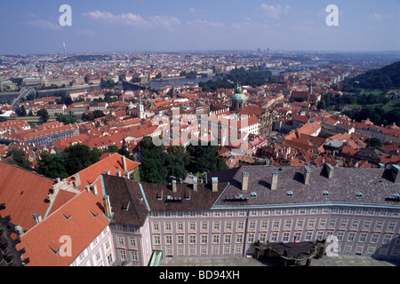Tschechische Republik, Prag, die Burg und die Stadt vom großen Turm des Veitsdoms aus gesehen Stockfoto
