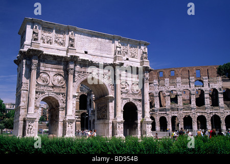 Italien, Rom, Arco di Costantino und Kolosseo Stockfoto