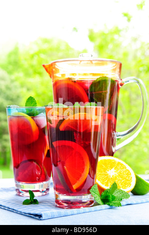 Früchte Punsch Erfrischungsgetränk im Krug und Gläser Stockfoto