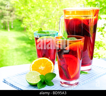 Früchte Punsch Erfrischungsgetränk im Krug und Gläser Stockfoto