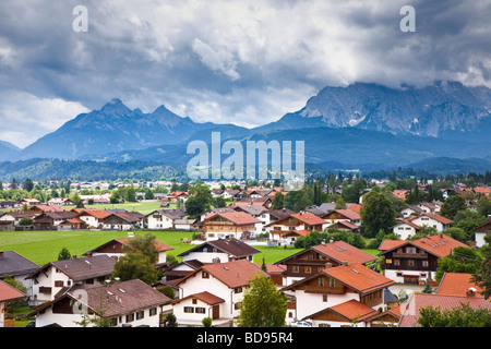 Bayern, Deutschland - Wallgauer Stadt und Berge in den deutschen Bayerischen Alpen, Europa Stockfoto