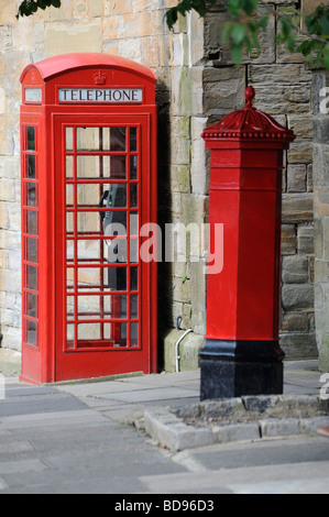 Rote Telefonzelle rot Royal Mail Briefkasten zwei Symbole von England Stockfoto