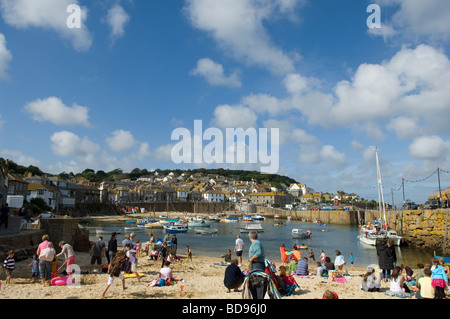 Mousehole Hafen in der Nähe von Penzance, Cornwall an einem sonnigen Augusttag, UK, 2009 Stockfoto