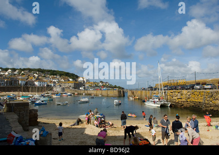 Mousehole Hafen in der Nähe von Penzance, Cornwall an einem sonnigen Augusttag, UK, 2009 Stockfoto