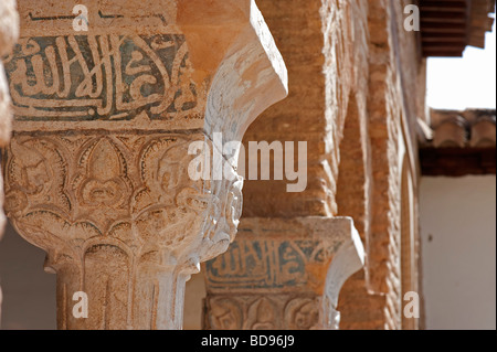 Detail der islamische Inschriften in Spalten aus dem Hauptkanal Gericht. Generalife Gärten. Alhambra, Granada, Spanien. Stockfoto