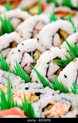 Tablett mit sortierten Sushi Vorspeisen hautnah Stockfoto